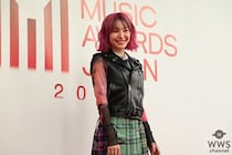 LiSA、ロックなスタイルでレッドカーペットに登場！〈MUSIC AWARDS JAPAN 2026〉