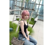 LE SSERAFIM・宮脇咲良、ピンクヘア×タンクトップで美スタイル見せつけ