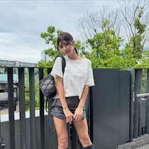 山田あい、ブーツ×シンプル衣装できわだつ美貌！ファン歓喜