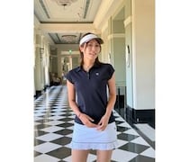 藤澤 響花、ゴルフウェアからスラリ美脚！「みんな大好きネイビー×ホワイトの上品ゴルフウェア」姿を公開