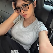 山田あい、メガネ姿もセクシーCute！知的ショットに反響