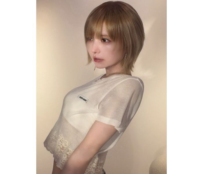 「つーちゃん、ボーイッシュも可愛いです」益若つばさ、透け感シャツコーデできわだつ美肌の透明感！