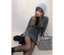 益若つばさ、脚線美を引き立てる上品モノトーンスタイルを公開！