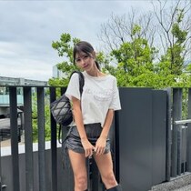 山田あい、ブーツ×シンプル衣装できわだつ美貌！ファン歓喜