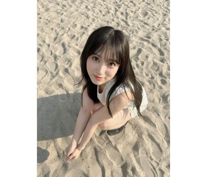 「見つめられるとイチコロです」矢吹奈子、色白美脚に清楚ワンピで海辺へ!