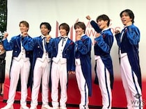 MATSURI、ブルーと白のタキシードでレッドカーペットに登場！〈MUSIC AWARDS JAPAN 2026〉