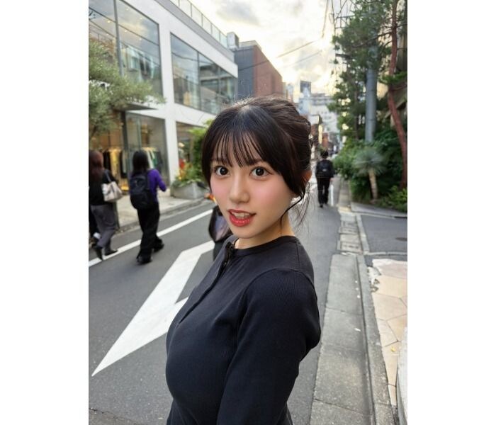 「明らかに全身のプロポーションが抜群」加藤玲菜、シンプルで大人かわいいコーデ！