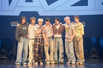 NAZEがデビューショーケースで日本凱旋！中村倫也ら共演者からサプライズメッセージ