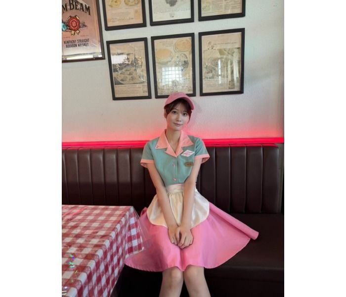 生見愛瑠、レトロデザインの制服風衣装でカワイさMAX！