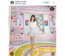 谷尻萌、清楚ミニ丈衣装からスラリ美脚にファン驚き