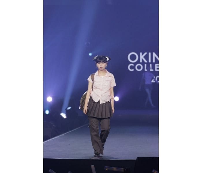 長浜広奈、ピンクシャツ×レイヤードボトムスで個性派ストリートを披露＜OKINAWA COLLECTION 2026＞