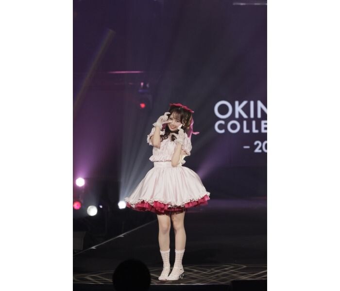 松本かれん、ブラックミニ×白レースで魅せる甘辛ガーリースタイル<OKINAWA COLLECTION 2026>