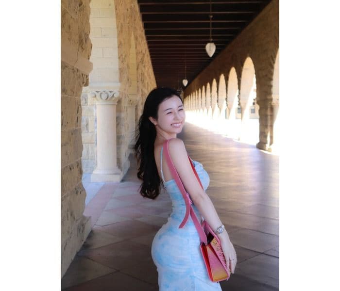 くりえみ、S字くびれがハッキリと!爽やかワンピで「Stanford university」