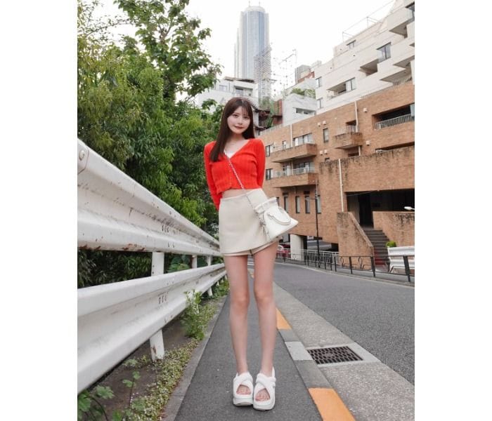 圧倒的美女!秦はるか、ビタミンカラーの夏コーデで色白美肌
