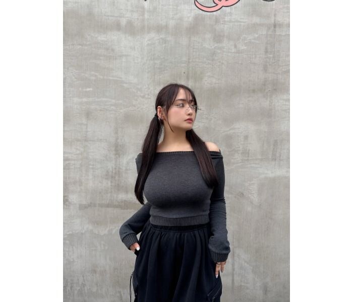 池田メルダ、隠しきれないナイスボディでモノトーンコーデ着こなし!