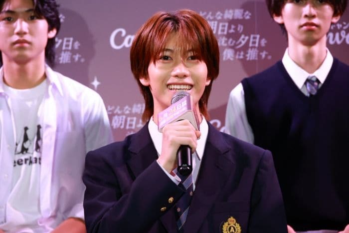 大東立樹と秋田汐梨、制服姿でCanvaドラマ制作発表に登壇!推しうちわ対決で会場沸かす