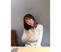 「やっぱニットって良いよね、、」篠崎愛、優雅なショットにファンメロメロ