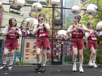 AKB48メンバー8名、川崎ブレイブサンダースとのウォールアートイベントに登場！400名のファンが熱狂