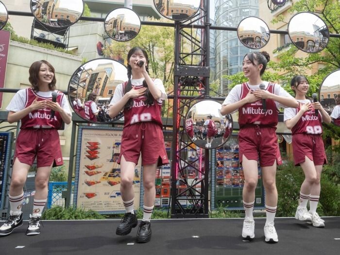 AKB48メンバー8名、川崎ブレイブサンダースとのウォールアートイベントに登場!400名のファンが熱狂