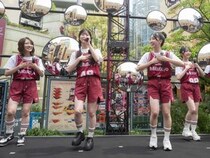 AKB48メンバー8名、川崎ブレイブサンダースとのウォールアートイベントに登場！400名のファンが熱狂