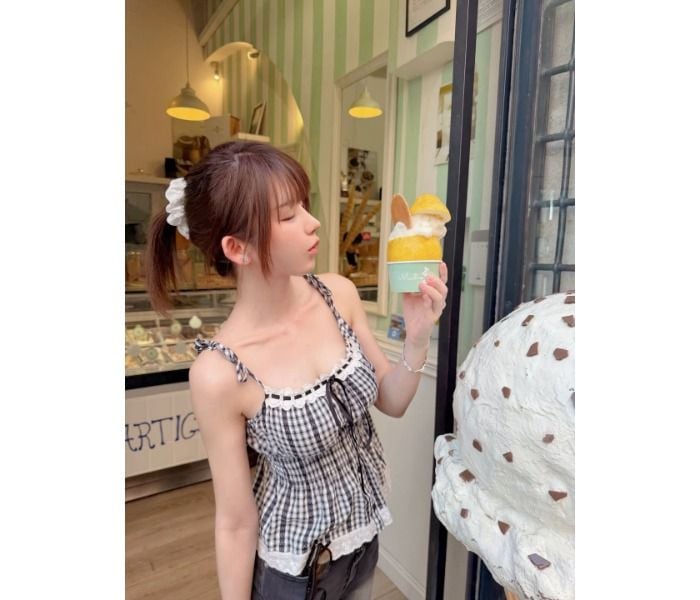 えなこ、サングラス×ギンガムチェックでジェラート満喫