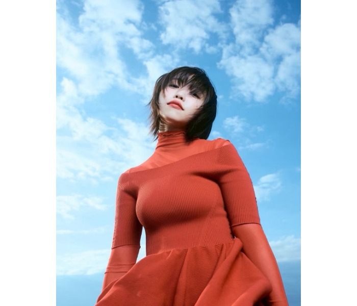 大原優乃、鮮やかカラーのドレス×青空のコントラストが素敵なカット大公開