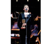 G-DRAGON、VISA ARTIST OF THE YEARに輝く！ 「MAMA 30周年に、私が愛するチョウ・ユンファさんから賞をいただけて光栄」＜2025 MAMA AWARDS＞
