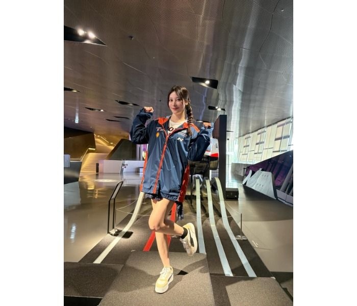 赤城ありさ、オーバーサイズのスポーティーなジャケットからすらり美脚!
