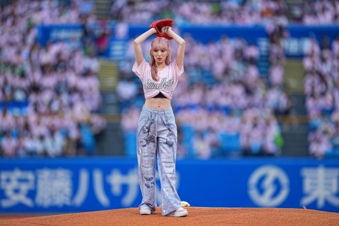ME:I・SUZU、自身初の始球式で堂々投球!ピンクの限定ユニ姿で神宮を華やかに彩る