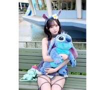 濱越さおり、ぬいぐるみを抱えガーリーなコーデ！「かわいいー わあ！いいカメラや！！！」
