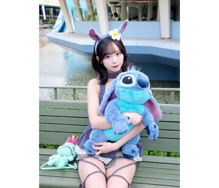 濱越さおり、ぬいぐるみを抱えガーリーなコーデ!「かわいいー わあ!いいカメラや!!!」