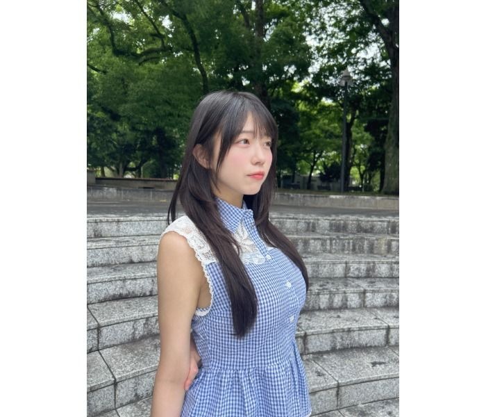 工藤理子、ギンガムチェックの青ワンピで夏少女!ファン絶賛「ビジュいい」