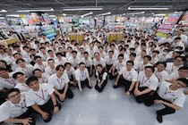 ヨドバシカメラ マルチメディア池袋がオープン！社員集合ショットが2000万表示超えの反響