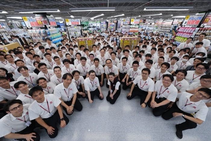 ヨドバシカメラ マルチメディア池袋がオープン!社員集合ショットが2000万表示超えの反響