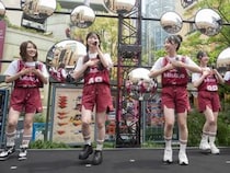 AKB48メンバー8名、川崎ブレイブサンダースとのウォールアートイベントに登場！400名のファンが熱狂