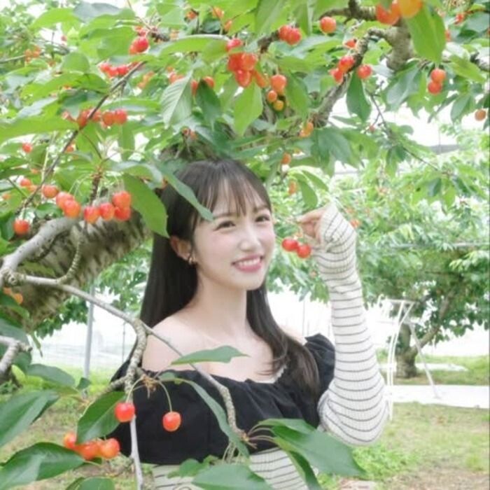 花巻杏奈、オフショルコーデでさくらんぼ狩り！「杏奈さんのお写真、とてもかわいいですね」