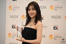 芳根京子、デコルテラインが映える天然ダイヤモンドを着用して登場【第36回日本ジュエリーベストドレッサー賞】