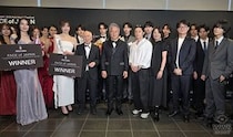 「FACE of JAPAN 2026」イベント終演後に、ヤン・ウィシク氏、出口孝臣氏、カリスマヘアアーティスト・ゴニ氏、ファイナリストとフォトセッション！ スキンケアブランド・MOART LAB、SAVWAも 参加。