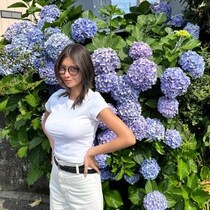 素晴らしいTシャツコーデに釘付け！山田あい、紫陽花と交互に視線が華やぐショット投稿！
