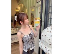 えなこ、サングラス×ギンガムチェックでジェラート満喫
