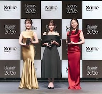 桜井日奈子、谷まりあ、櫻井優衣（FRUITS ZIPPER）が今を象徴するビューティーアイコンとして各部門を受賞。企業部門ではCANDY TUNEがプレゼンターとし登場し受賞企業を祝福