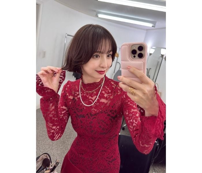 篠田麻里子、色気ただようボルドーのワンピースで魅了「まりちゃん綺麗」