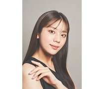 貴島明日香、キャスター役で食レポ！Web CM配信。美味しさでメロメロに？
