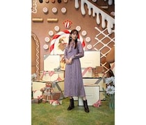 貴島明日香、大人っぽいパープルのストライプ入りワンピースで登場！〈Gingerbread Landポップアップイベント〉