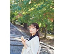 元日向坂46・宮田愛萌、凛とした眼差しで振り向く新規カット公開！初小説集『きらきらし』発売前重版決定