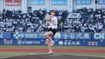 千葉マリンスタジアム、ファーストピッチに新谷姫加が登板！
