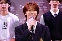 大東立樹と秋田汐梨、制服姿でCanvaドラマ制作発表に登壇！推しうちわ対決で会場沸かす