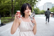 こばしり。白のキャミワンピで涼やかに！圧巻の美貌を披露