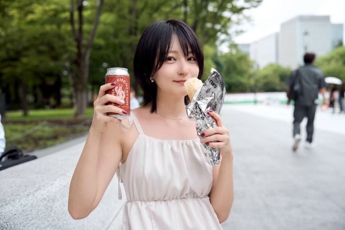 こばしり。白のキャミワンピで涼やかに!圧巻の美貌を披露