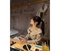 池本しおり、トレンチ衣装からのぞく美肌にドキッ！美しすぎる横顔を披露